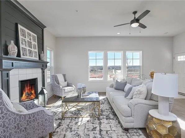 135 S Diane Dr, Olathe, KS 66061