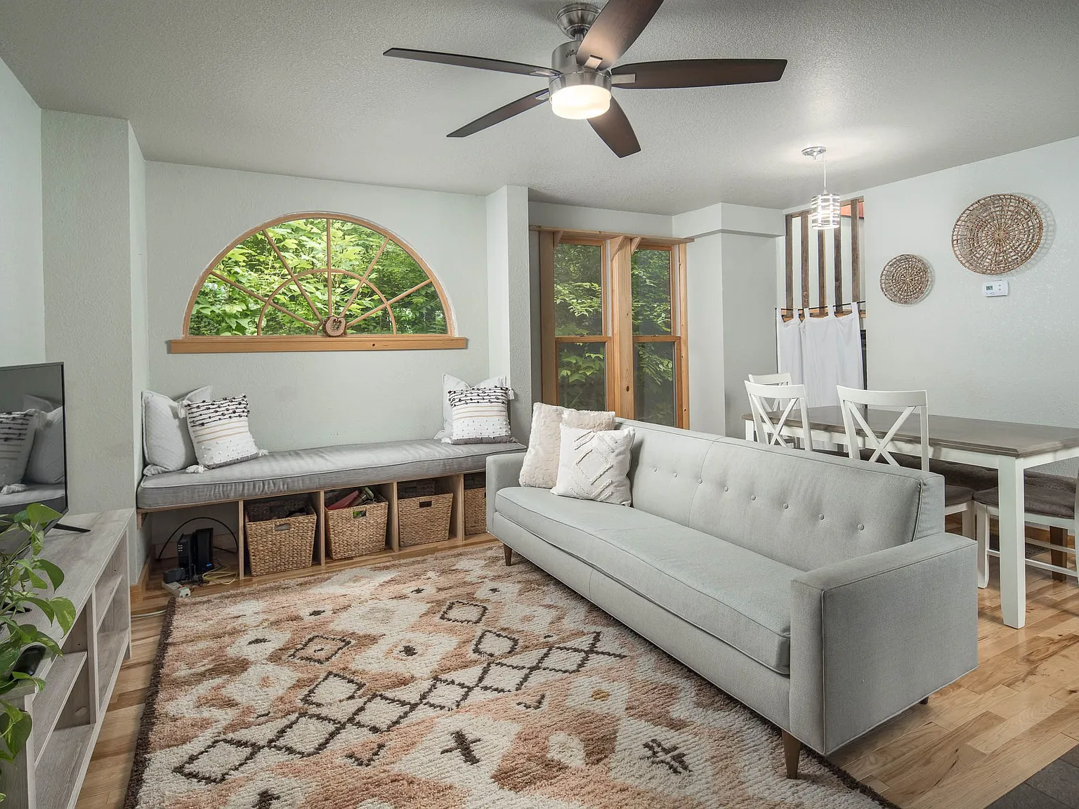 4 bed, 2.0 bath, 2000 sqft, $3,500 — Photo 3