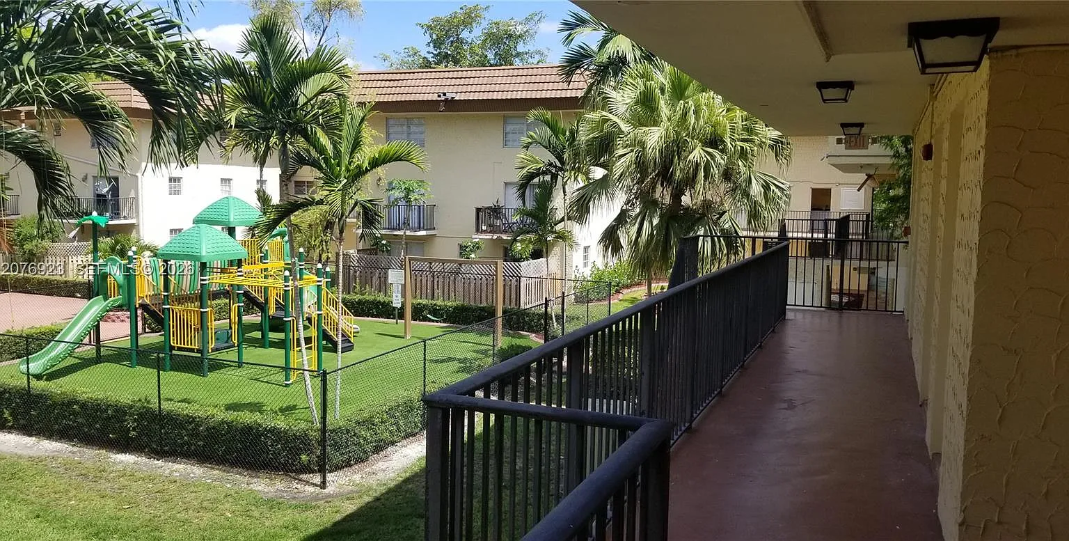 Courtyards At Kendall Con — Photo 3