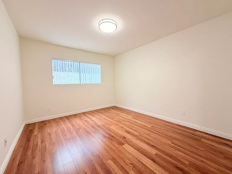 1043 Winchester Ave — Photo 7