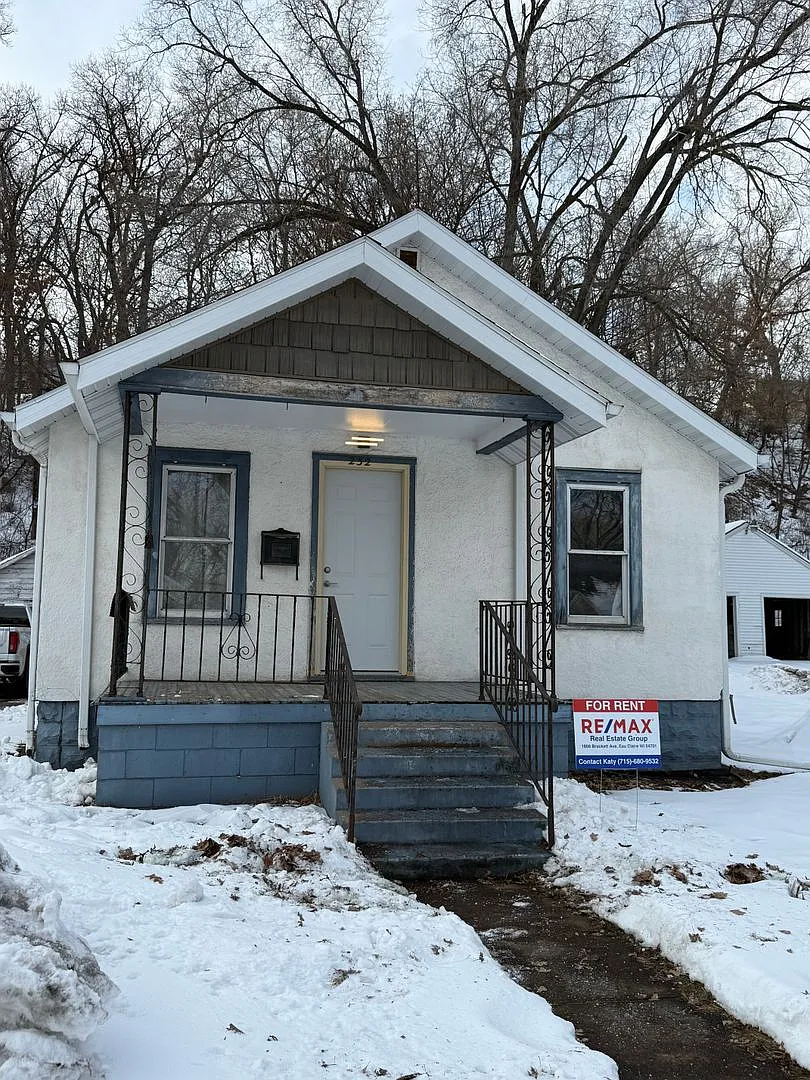 Single Family Home - 2 bed, 1 bath — Photo 1