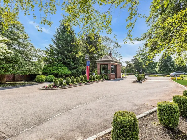 82 Harbour Lane, Bay Shore, NY 11706