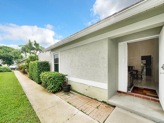 3rd image of 4367 Willow Brook Circle