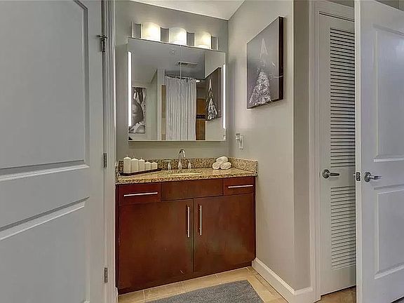 5th image of 201-1002 N Elm St