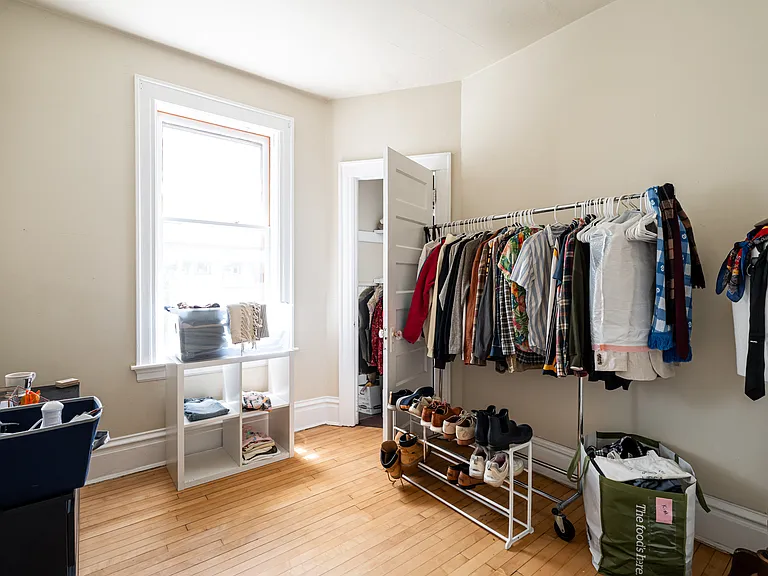 second bedroom (small closet)