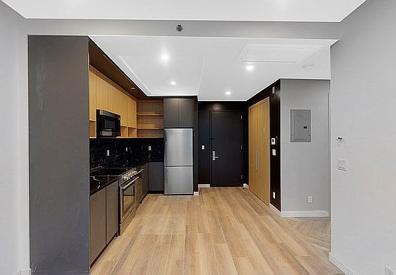 3rd image of 881 Lexington Ave #305