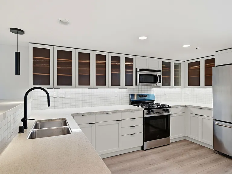 300 Linden St #3 — Photo 5