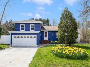 9 Valley Dr, Bristol, RI 02809