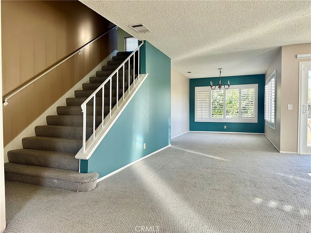 4 bed, 2389 sqft, $4,300 — Photo 3