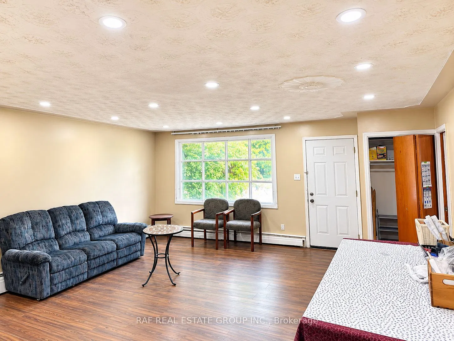 4 bed, $1,800 — Photo 2