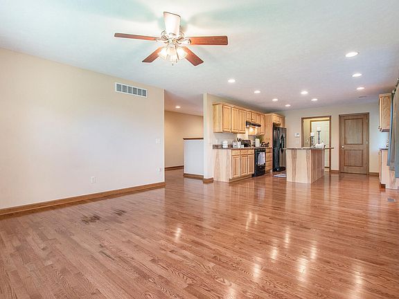 4th image of 24236 Morton St