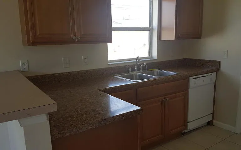 529 SW Baoy Ave — Photo 3
