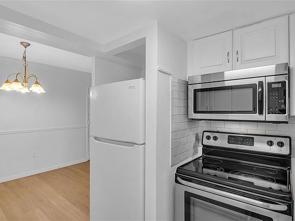 4th image of 916 Lake Destiny Rd Unit E