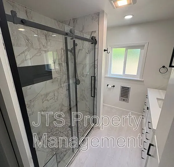 2440 Central Ave #B — Photo 8