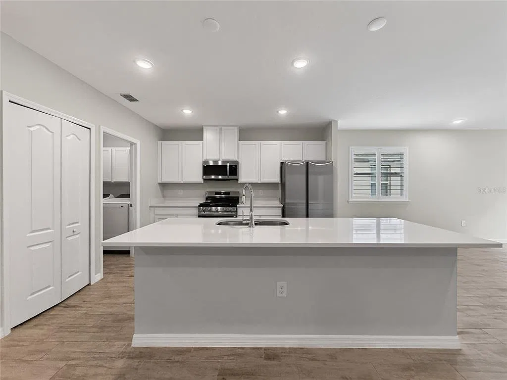 4 bed, 2.0 bath, 1863 sqft, $2,200 — Photo 2