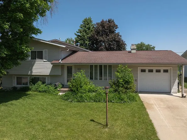 1820 Country Club Dr, Marion, IA 52302