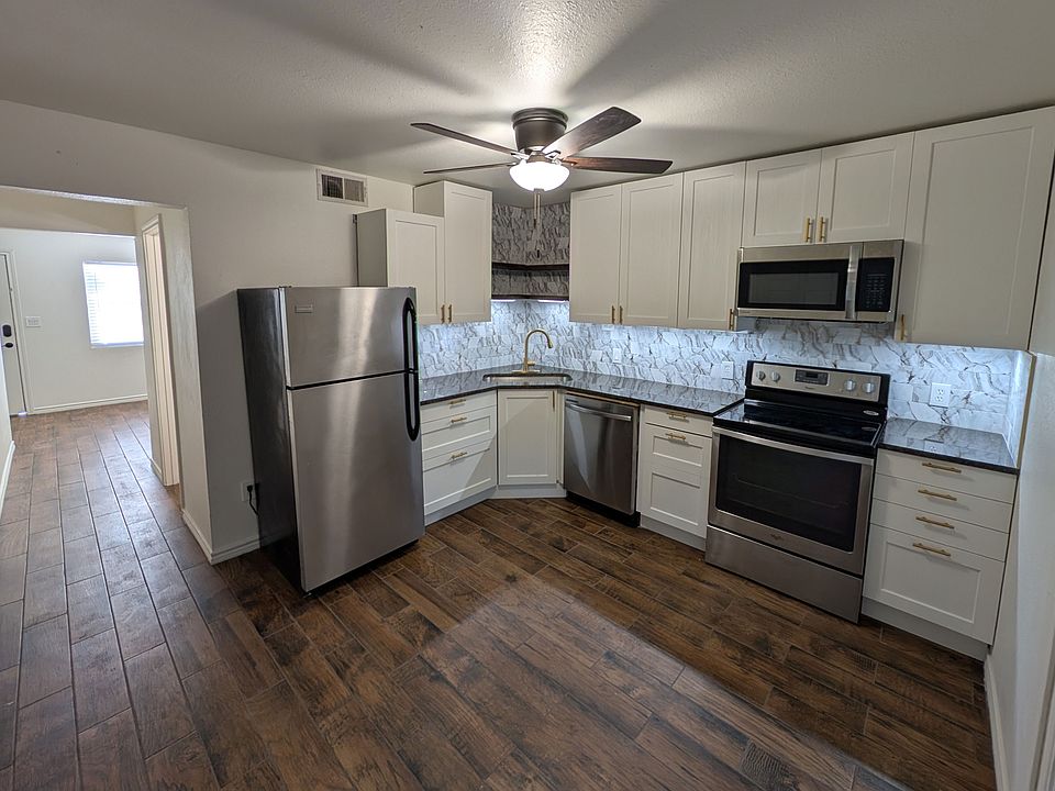 Newly remodeled kitchen! Granite countertops, stainless steel appliances