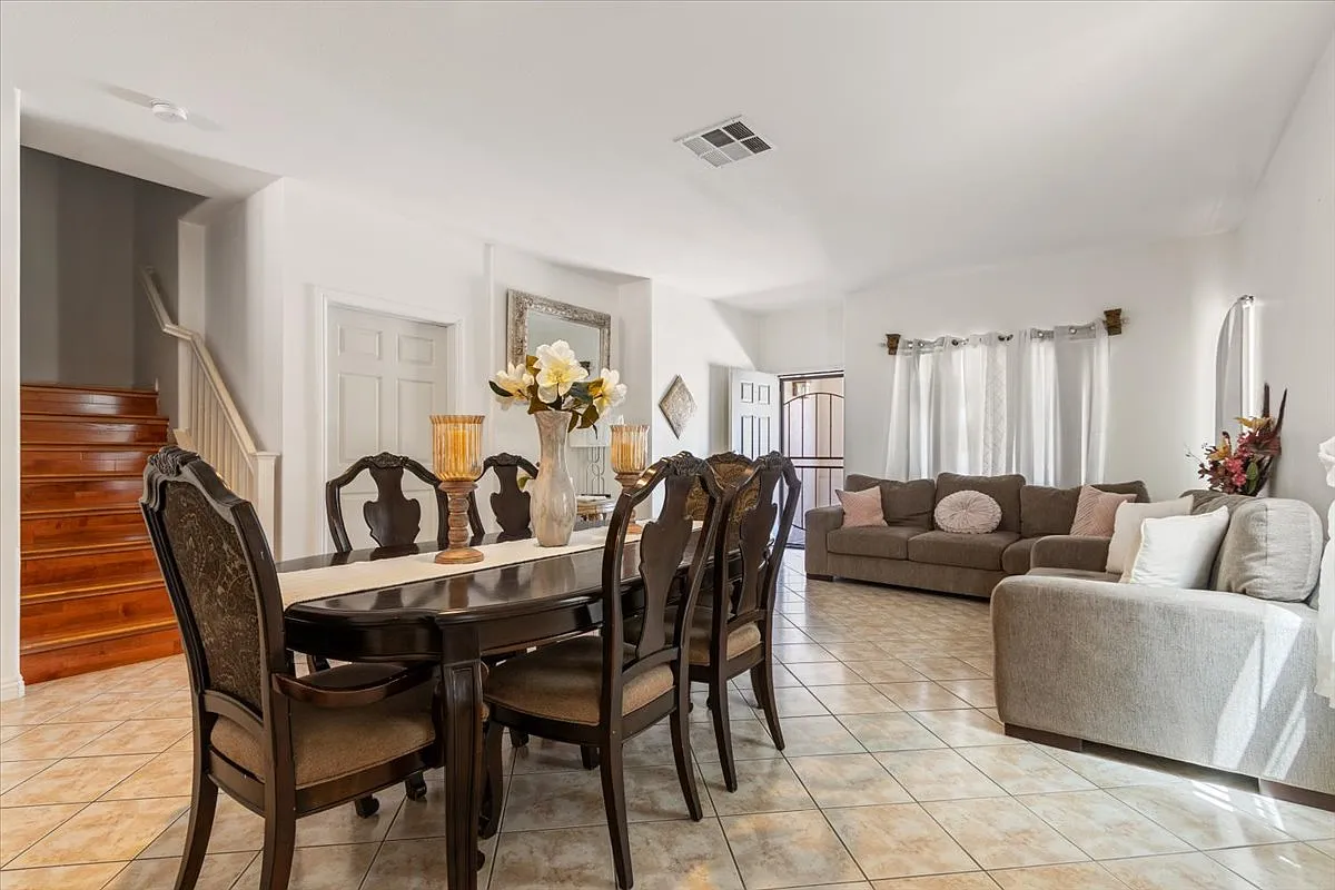 4 bed, 2100 sqft, $2,700 — Photo 4