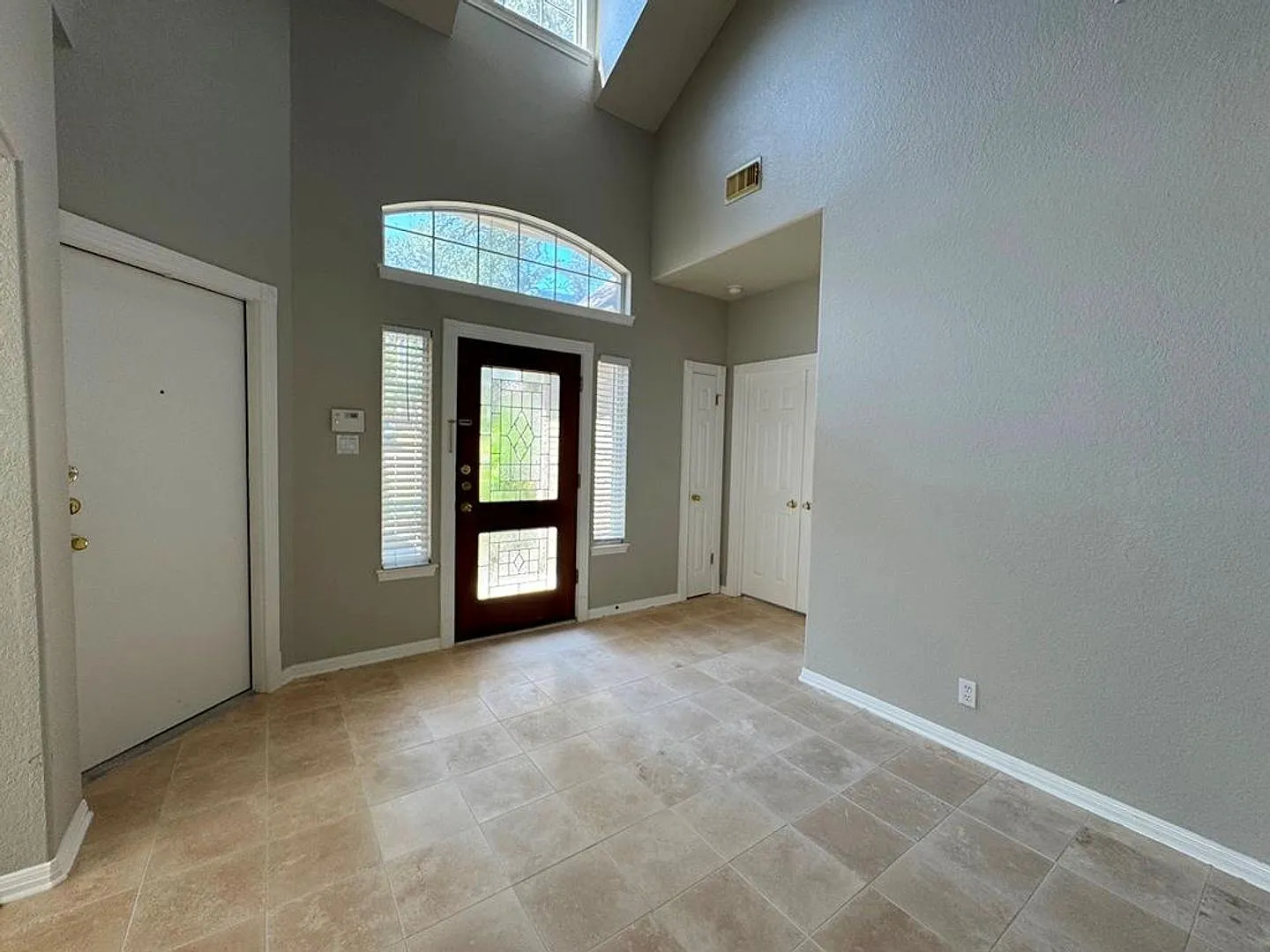 Bright home with big windows & open floorplan available in Circle C Ranch! — Photo 2