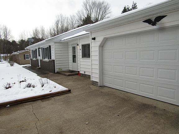 4th image of 8323 Greenwood Ln