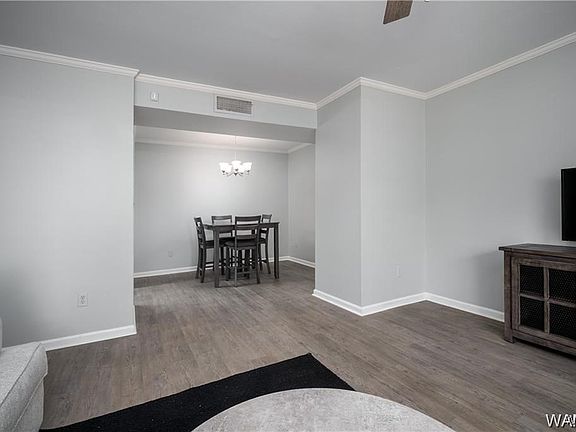 5th image of 1721 Hackberry Ln APT 6