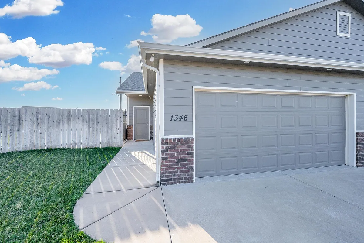 Building Photo - 1344-1346 N Azena St