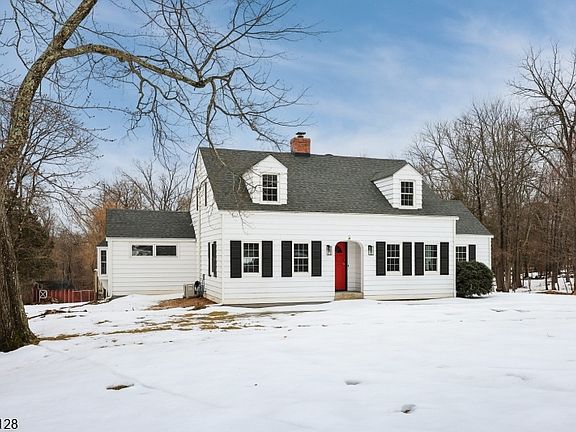 2nd image of 607 Foothill Rd