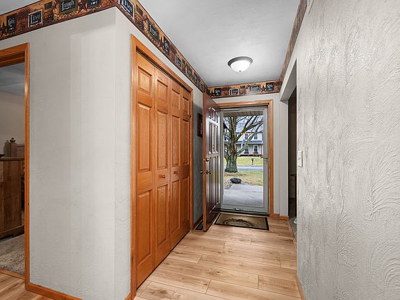 3rd image of 10 Pine Tree Ct