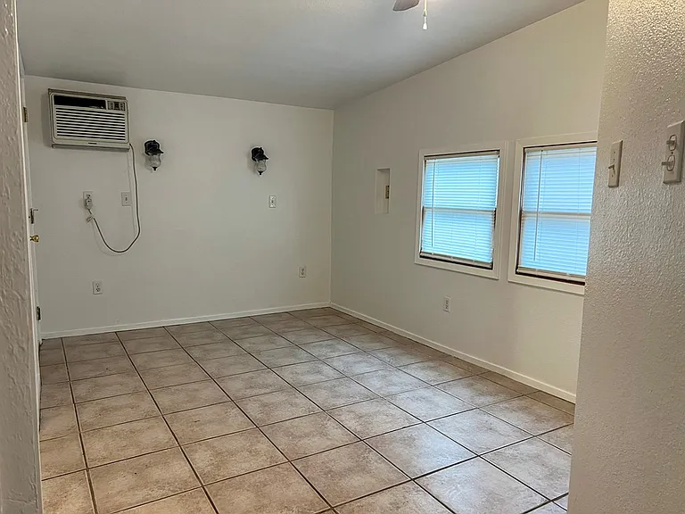 610 Guadalupe St S — Photo 9
