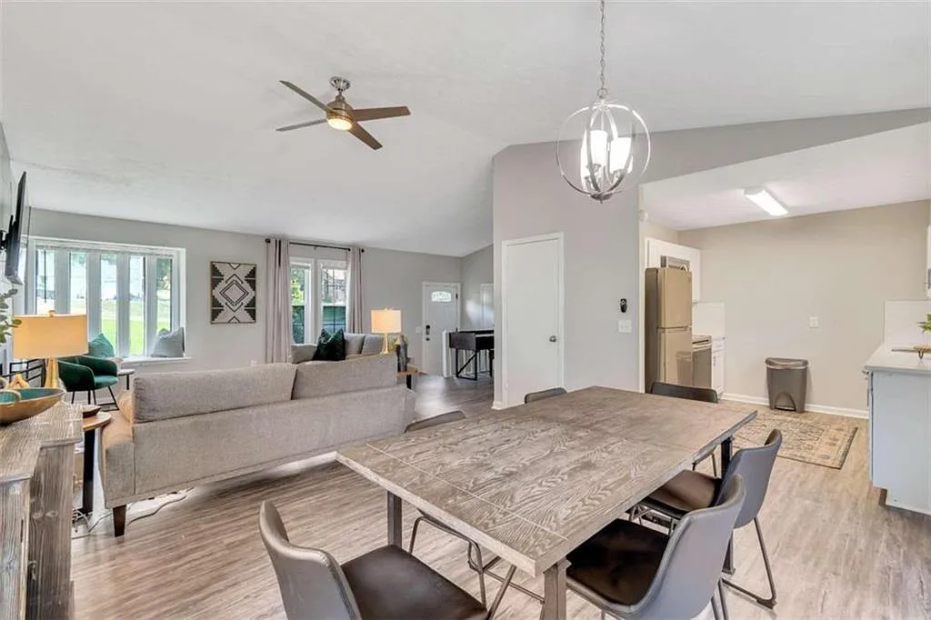 3 bed, 2.0 bath, $5,450 — Photo 3