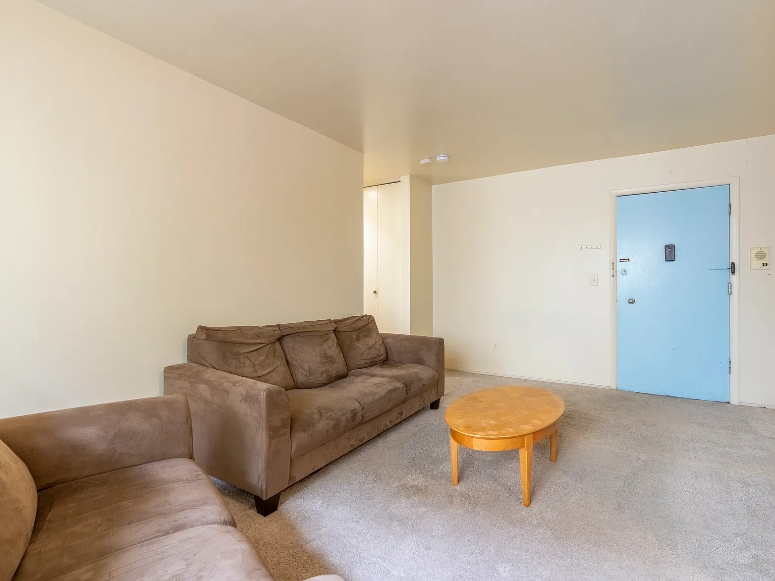 323 Packard — Photo 1