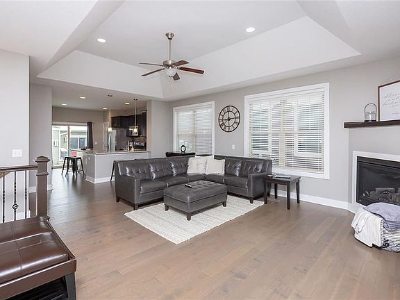 3rd image of 590 S Crescent Way
