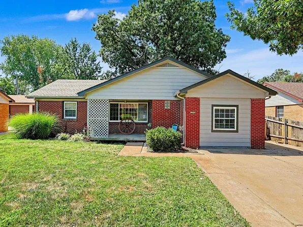 215 W Alexander Dr, Haysville, KS 67060