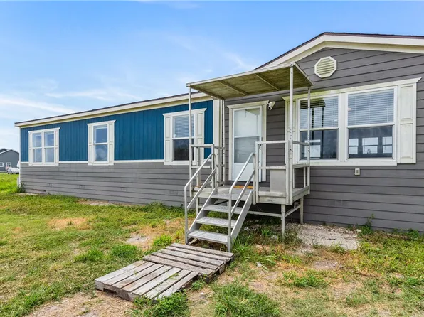 2103 Pajaro Dr, Sinton, TX 78387