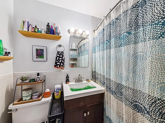 4th image of 313 W 55th St APT 2R