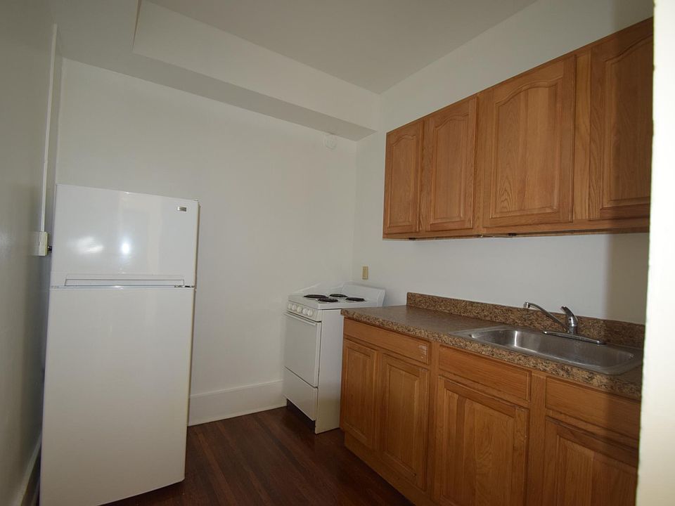 2nd image of 325 Alexander St Unit 12