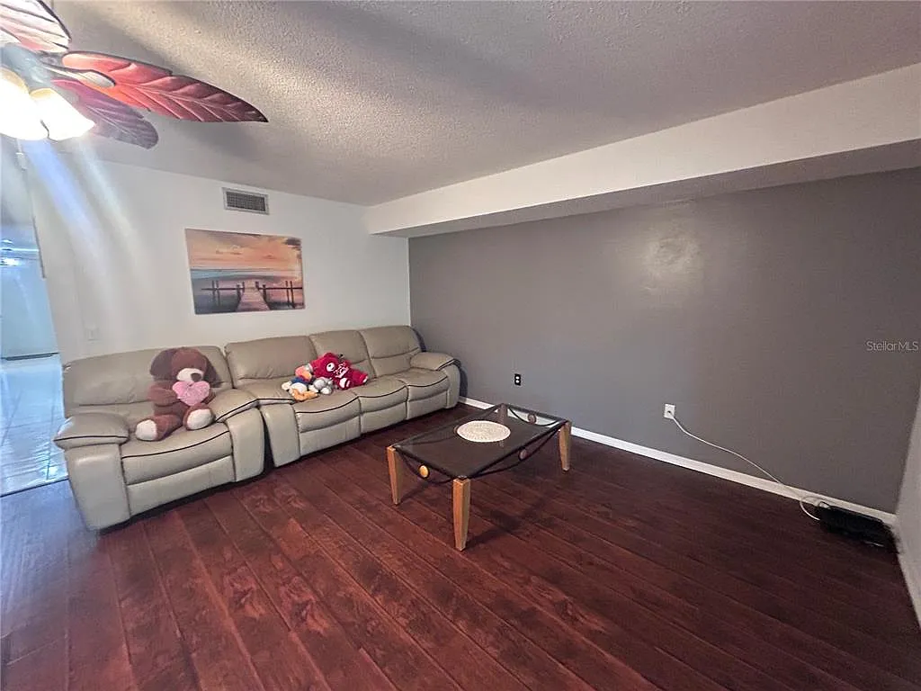 1 bed, 1.0 bath, 1078 sqft, $1,300 — Photo 4