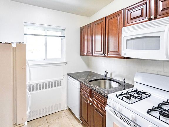 3rd image of 31 Soundview Dr #1W