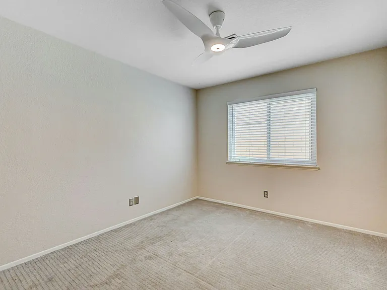 538 Lambeth Ct — Photo 34