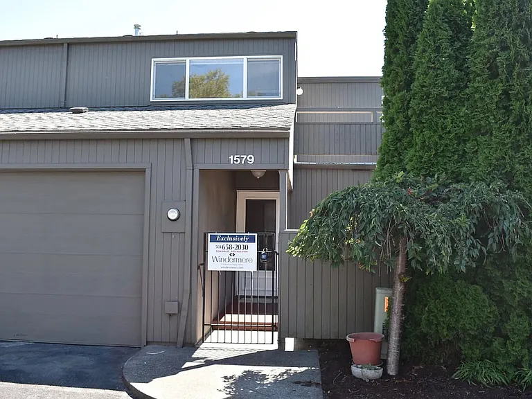 1579 NW Eastbrook Ct — Photo 1