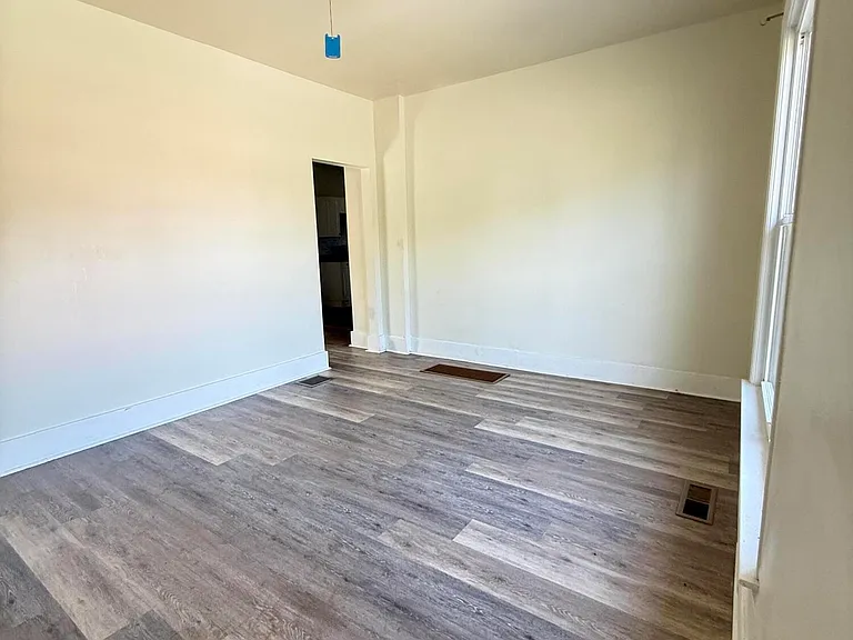 1120 Weller Ave — Photo 2