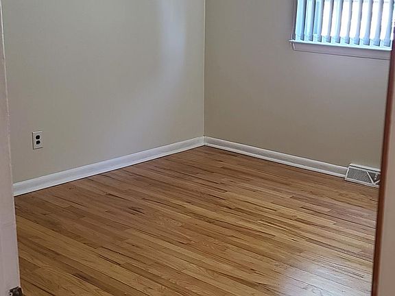 3rd image of 328 Bradley Rd