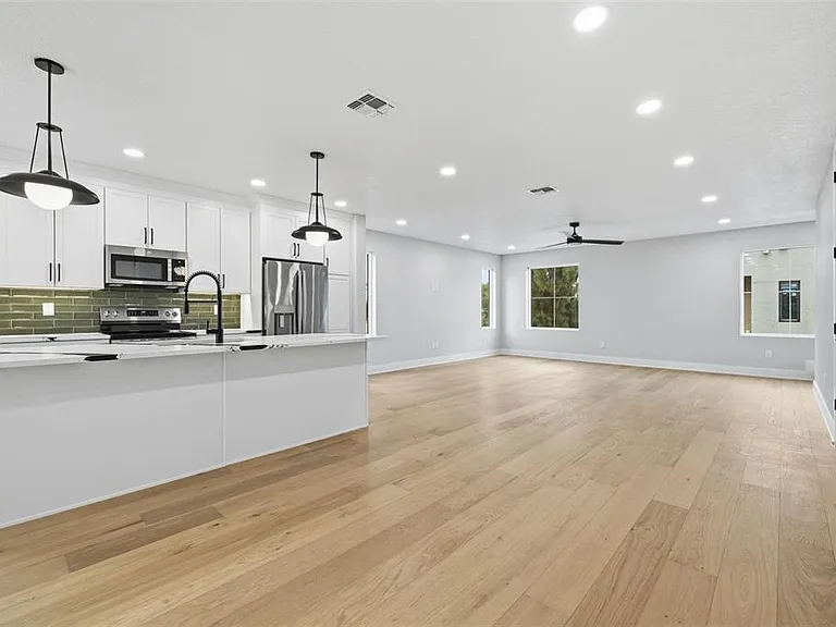 4208 W Carmen St #D — Photo 7