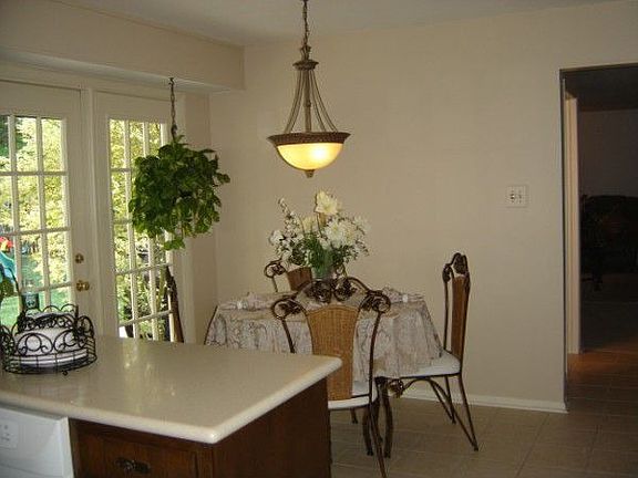Eat-in kitchen w/ceramic floors, backsplash & corian counters