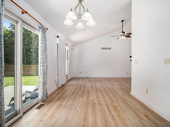 4th image of 2207 Oakwood Park Dr