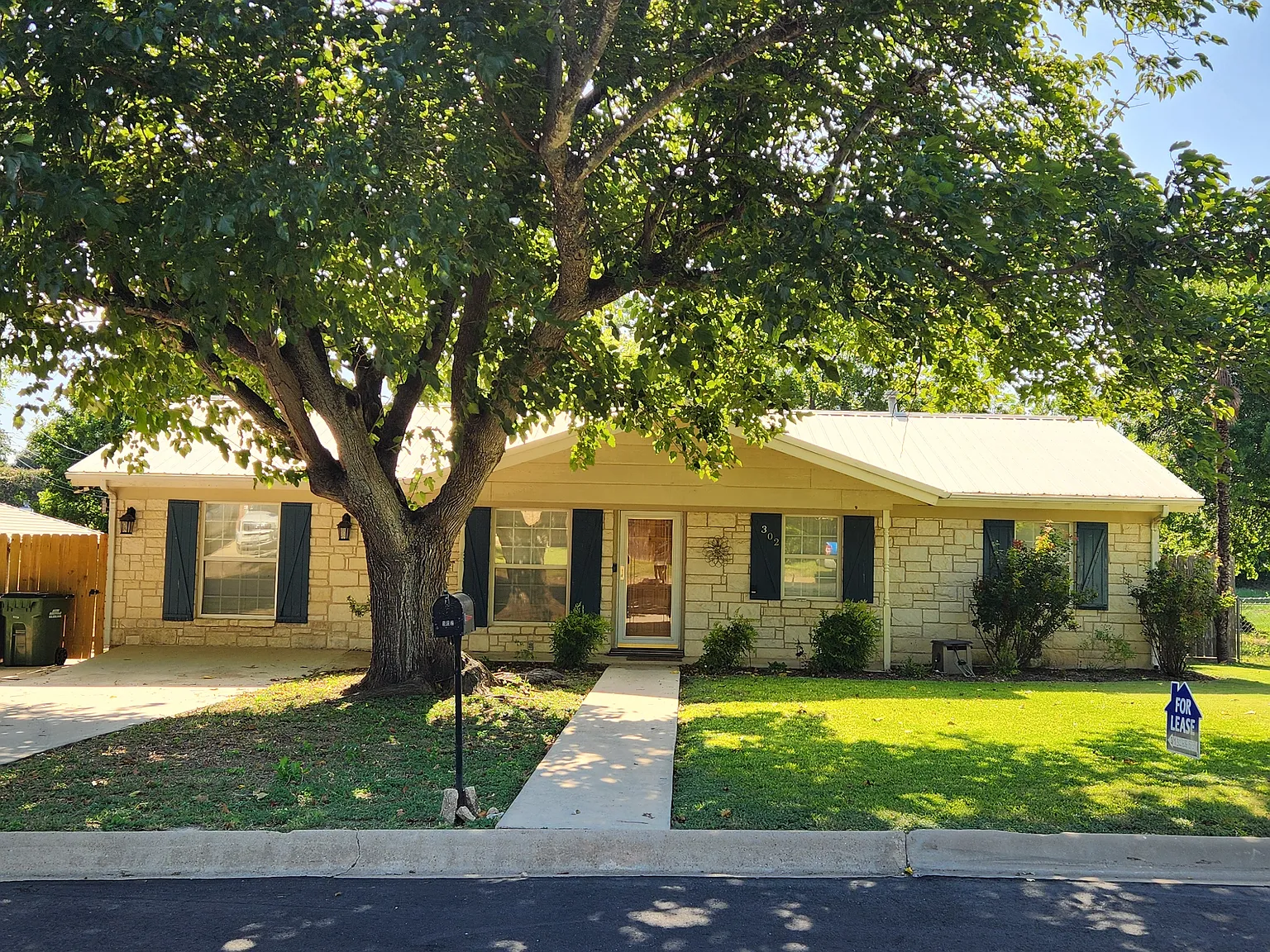 3 bed, 1180 sqft, $2,000 — Photo 1
