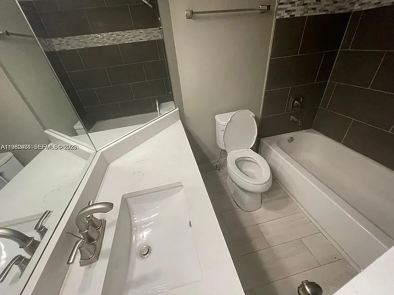 2811 N Oakland Forest Dr #110 — Photo 8