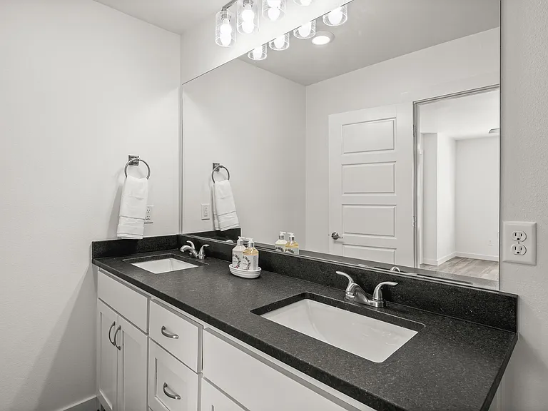 575 W Pickens Rd — Photo 11