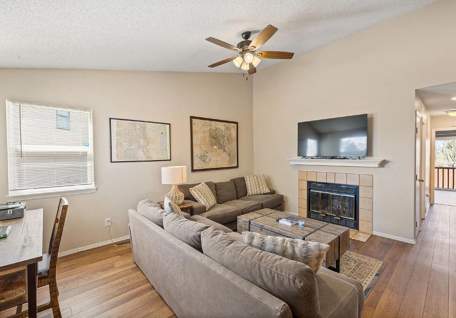 3 bed, 2.0 bath, 1920 sqft, $2,285 — Photo 3