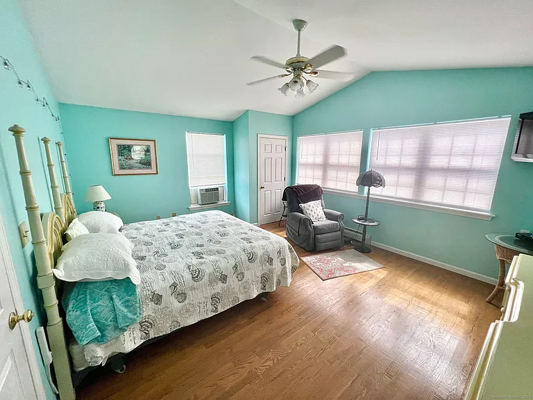 906 E Broadway — Photo 16